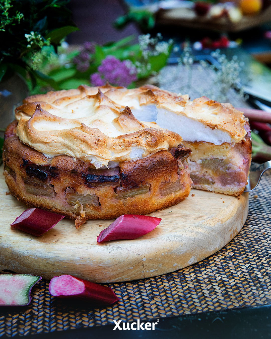 Rhubarb cake with meringue without sugar