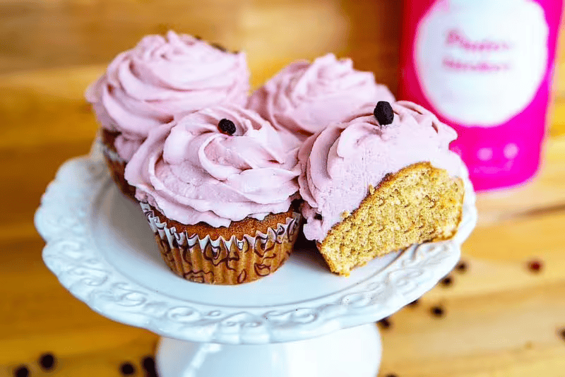 Cupcakes with açaí-buttercream-frosting