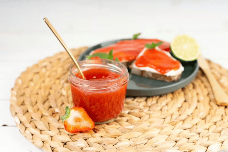 Strawberry jam with lime - no added sugar
