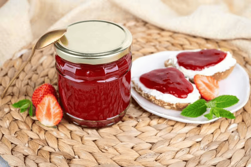 Strawberry jam with rum and gelling sugar 3:1
