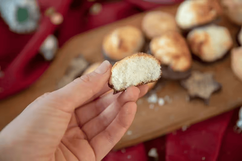 Low-carb coconut macaroons