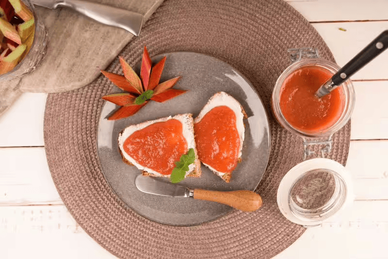 Make your own rhubarb jam without sugar